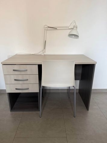 Scrivania moderna con 3 cassetti + sedia (ottime condizioni) - Foto 2