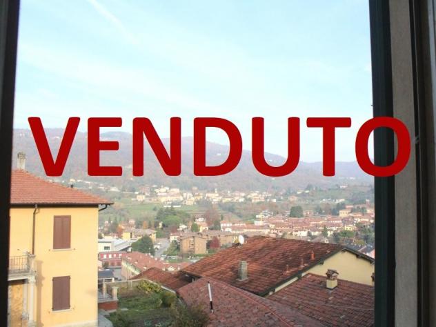 Appartamento di 4 locali con doppi servizi alla Valletta Brianza