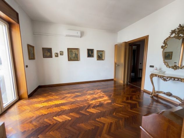 APPARTAMENTO PIANO ALTO IN PIENO CENTRO A SALERNO - Foto 5