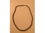 Collana girocollo con perle piccolissime verdi con inserti di metallo color oro.