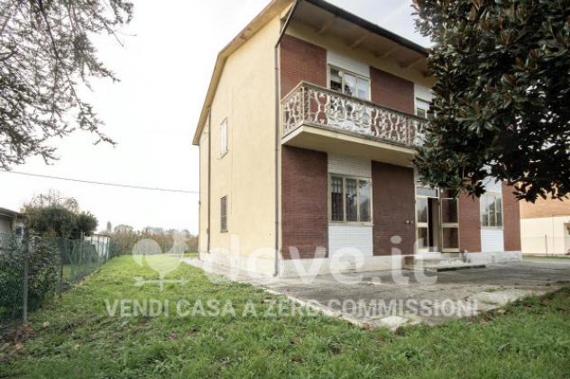 Casa indipendente di 270 m² con più di 5 locali e box auto in vendita a Ferrara