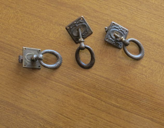 3 VECCHIE ANTICHE MANIGLIE IN OTTONE AD ANELLO PER MOBILI VARI VITI IN FERRO - - Foto 3