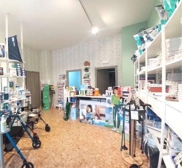 A000085 - NEGOZIO CENTRALE con MAGAZZINO - Foto 2