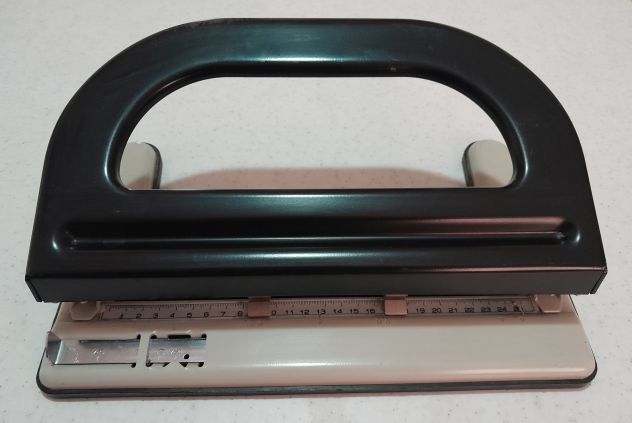 Perforatore a 4 fori regolabili - Usato ma perfettamente funzionate e completo - - Foto 4
