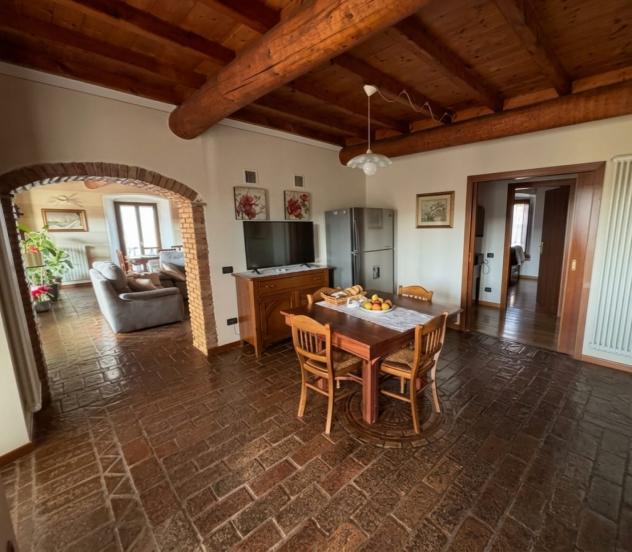 Affascinante Quadrilocale con Loggia e Potenziale per Nuove Unità Abitative