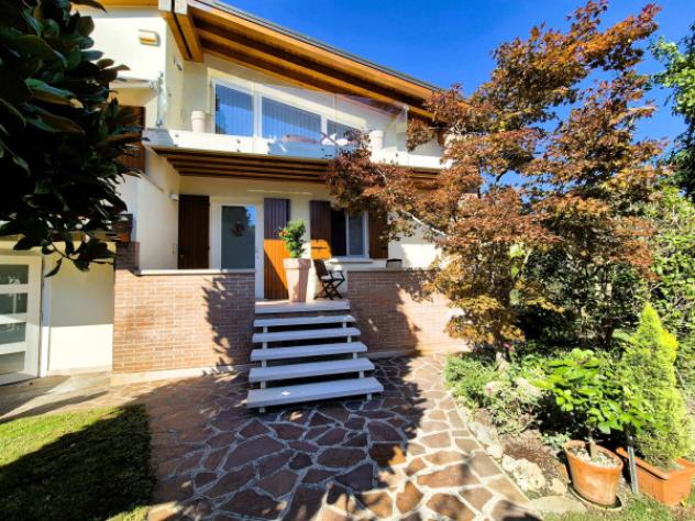 Villa di 268 m² con più di 5 locali e box auto doppio in vendita a Mirano