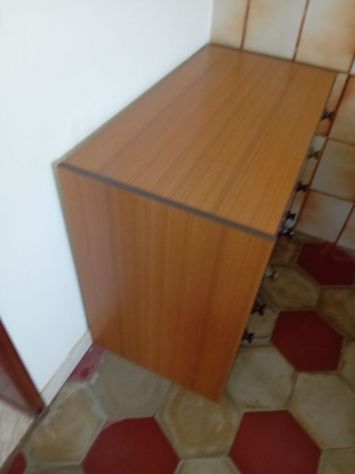Cassettiera in legno marrone