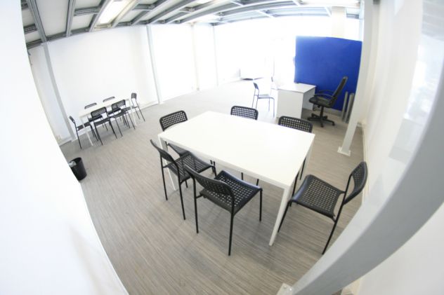 Locale con uffici in complesso custodito incluso parcheggi - Foto 2