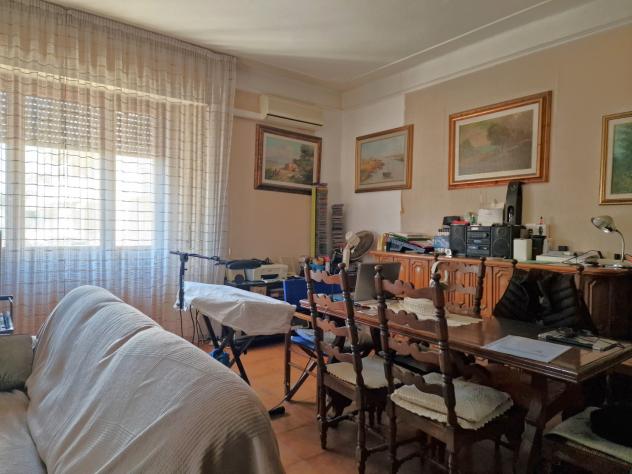 Marina di Massa, centro e a 200 m dal mare, appartamento al primo piano composto da ingresso, sala, cucina, disimpegno, due camere matrimoniali, bagno - Foto 4
