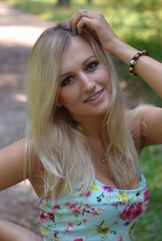 seria ragazza in ricerca di lavoro