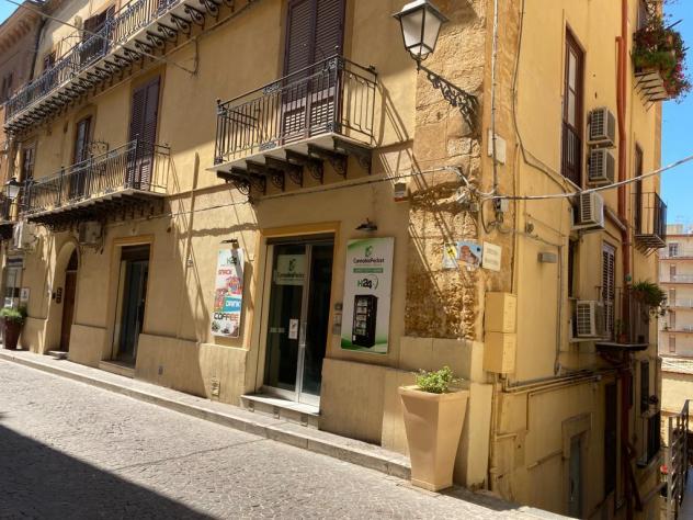Negozio nel primo tratto della via Atenea ideale per distributori automatici bibite. - Foto 2