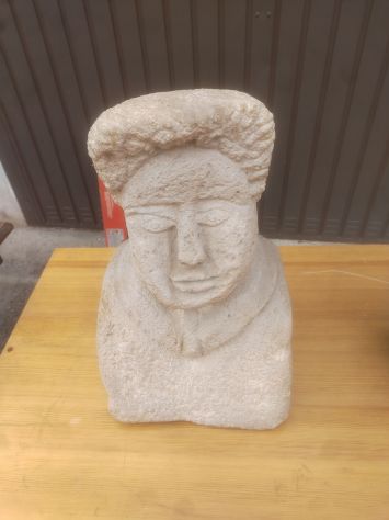 statue in pietra