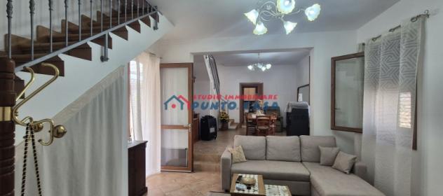 CROCEVIE – Soluzione indipendente su due elevazioni P.T. + 1°P. – 140mq ca. + spazio esterno + 2.000mq ca. di terreno – 4 vani + acc. + terrazzi. Otti