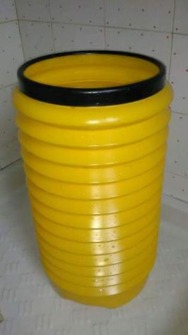 Ampio contenitore giallo