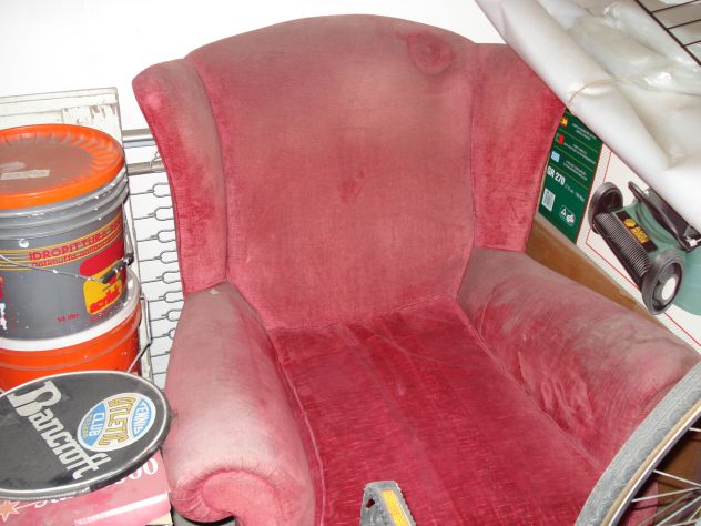 2 POLTRONE DI VELLUTO ROSSO CON TELAIO MOLTO ROBUSTO IN LEGNO MASSELLO.