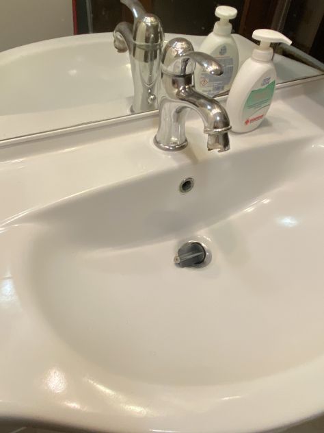 mobile bagno con lavabo e specchiera bianco