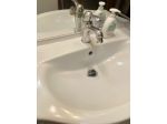 mobile bagno con lavabo e specchiera bianco