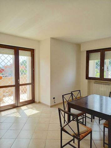 CAPENA TRILOCALE DISTRIBUITO SU 2 LIVELLI SEMI-ARREDATO CON BALCONE DOPPI SERVIZ
