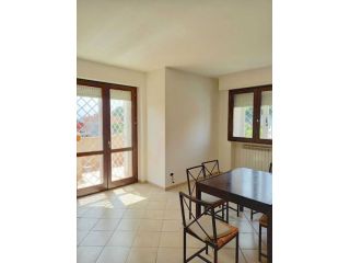 CAPENA TRILOCALE DISTRIBUITO SU 2 LIVELLI SEMI-ARREDATO CON BALCONE DOPPI SERVIZ