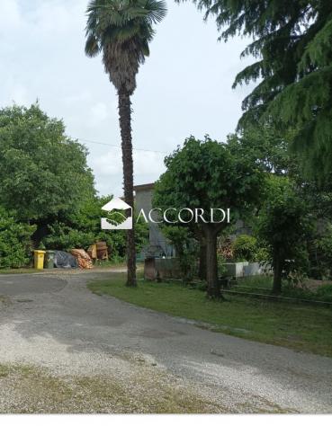 CASA INDIPENDENTE di 10 vani e di 620 mq (SANTA LUCIA DI PIAVE) rif. RAZ08