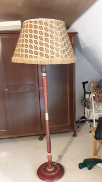 Lampada da terra in Stile oro damascato usata, in noce