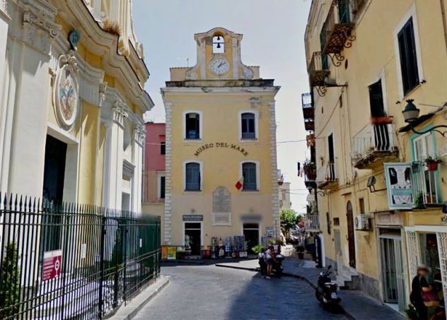 locale commerciale a ischia ponte