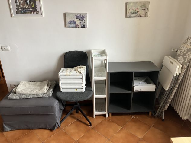 Mobili piccoli e tappeti in buona condizione