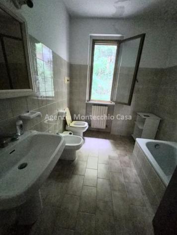 CASA SINGOLA CON DUE APPARTAMENTI, AMPIO TERRENO E VISTA PANORAMICA - Foto 13