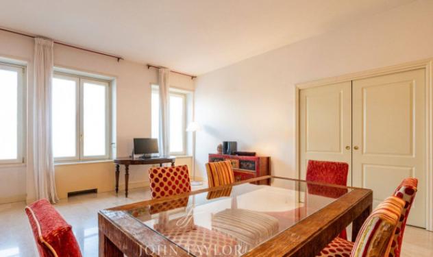Appartamento di 170 m² con 5 locali e box auto in vendita a Milano