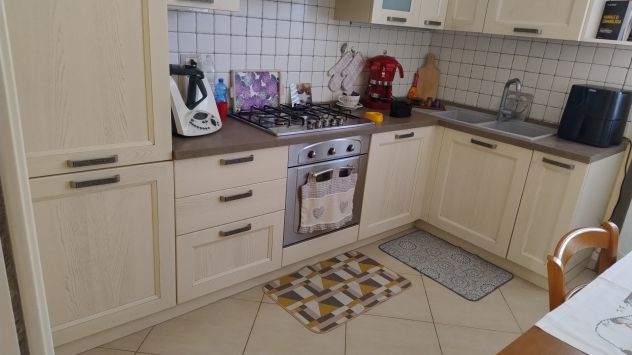 Cucina e tavolo con sedie - Foto 3