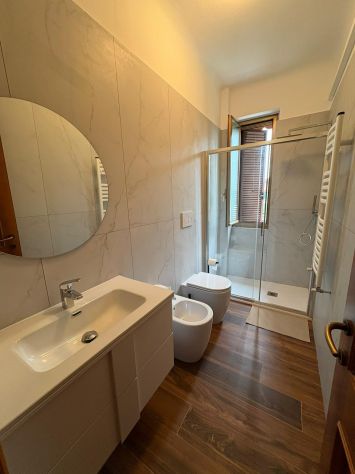 Trilocale ristrutturato con balcone e posto auto - Foto 4