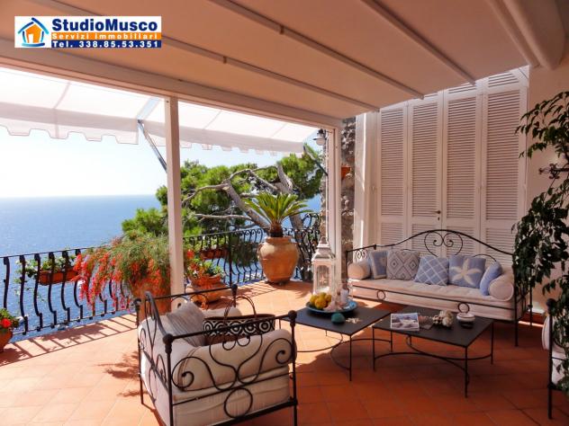 StudioMusco vende a Capri, su via Marina Piccola panoramicissimo appartamento indipendente. Con ampia terrazza panoramica, piccolo giardinetto, posto - Foto 4