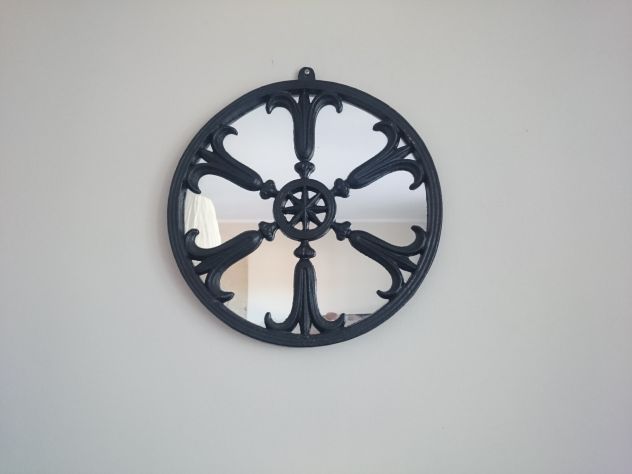 Vendo Specchio artigianale in ghisa, diam. 40 cm e profondo 2 cm.