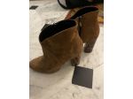 Stivaletto camoscio color marrone chiaro con tacco pitonato