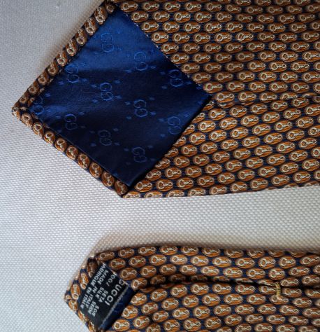 Gucci cravatta oro e blu con disegni in seta cruda - Foto 3