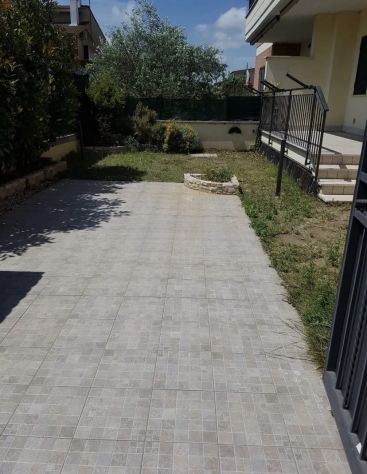 OSTIA TRILOCALE SEMI-ARREDATO CON GIARDINO PRIVATO E POSTO AUTO SCOPERTO.