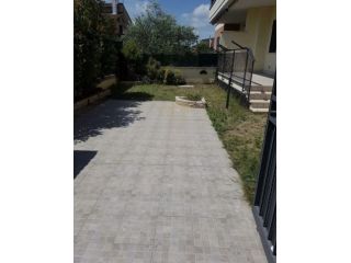 OSTIA TRILOCALE SEMI-ARREDATO CON GIARDINO PRIVATO E POSTO AUTO SCOPERTO.