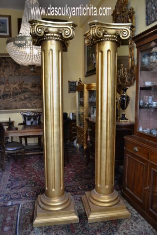Coppia di colonne dorate alte 225 cm. con capitelli stile ionico - Foto 5