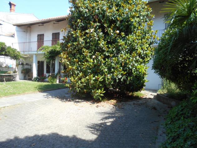 Indipendente su 2 piani: piano terra con ingresso con vano con comoda scala di collegamento, ampia cucina abitabile, sala, camera con bagno, altra cam - Foto 7