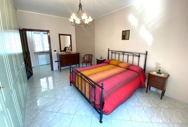 MERAVIGLIOSA VILLA CON AMPIO GIARDINO - ZONA CENTRALE - MONDRAGONE - Rif. V2897 - Foto 8