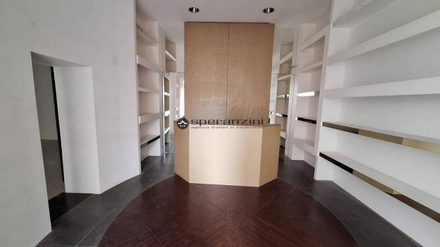 CENTRO STORICO: Nel cuore pulsante di fano, in una delle vie più prestigiose del centro storico, proponiamo in affitto un locale commerciale di grande - Foto 3