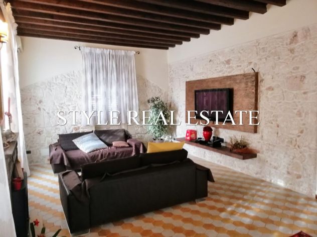 CASALE SICILIANO CON AMPIO GIARDINO IN CITTA'