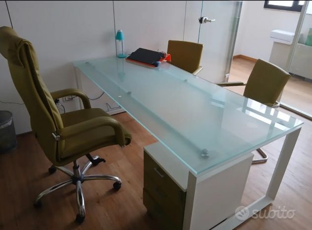 SCRIVANIA DIREZIONALE + POLTRONA DIREZIONALE +CASSETTIERA+ 2 POLTRONCINE OSPITI