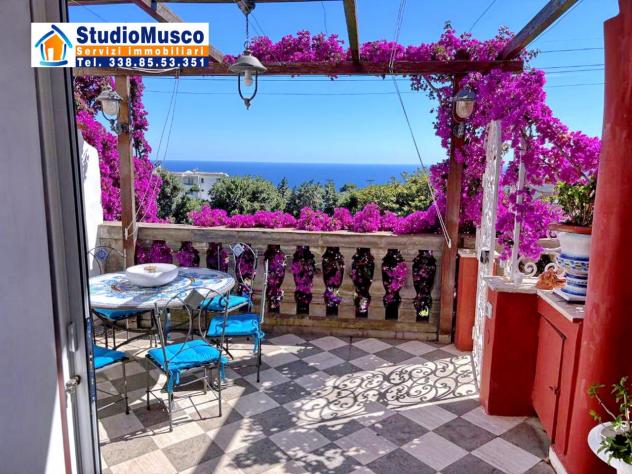 StudioMusco vende a Capri, in via Camerelle, la più prestigiosa strada dello shopping, introvabile appartamento con terrazzo a livello e vista panoram - Foto 2