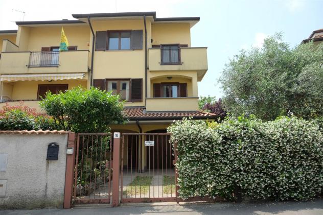 Villa a schiera in Vendita in zona CONFINE CON S. GIORGIO S/L con giardino