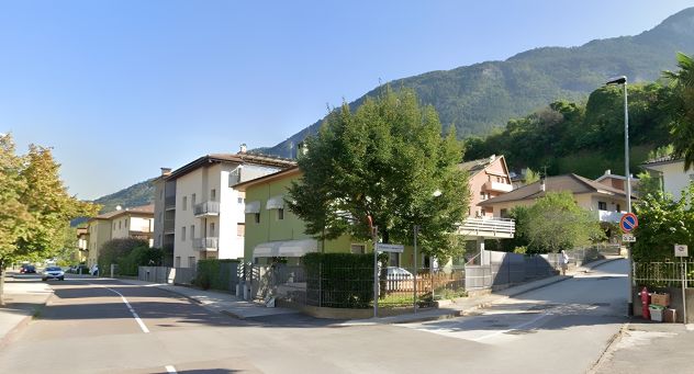 Porzione di casa con giardino e garage doppio