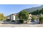 Porzione di casa con giardino e garage doppio