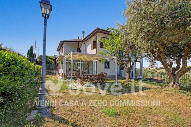 Villa di 210 m² con più di 5 locali e box auto in vendita a Ciampino