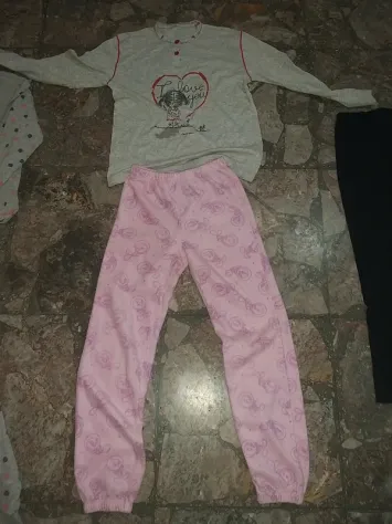 Lotto vestiti bambina 7anni 2 pigiami 2 pezzi 2 pantacollant In buono stato - Foto 3