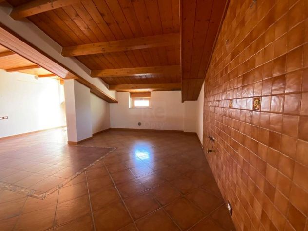 AMPIA SOLUZIONE AL PRIMO PIANO CON MANSARDA TERRAZZO E BOX - Foto 7